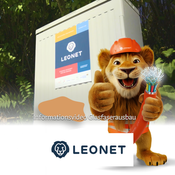 Informationsvideo Glasfaserausbau Ein Löwe in Bauhelm hält Kabel und steht vor einem LEONET-Servercontainer.