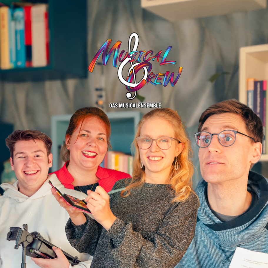 Social Media Reels für MusicalCrew e.V Vier Personen lächeln in einem stilvollen Raum, umgeben von Büchern und Musiknoten.