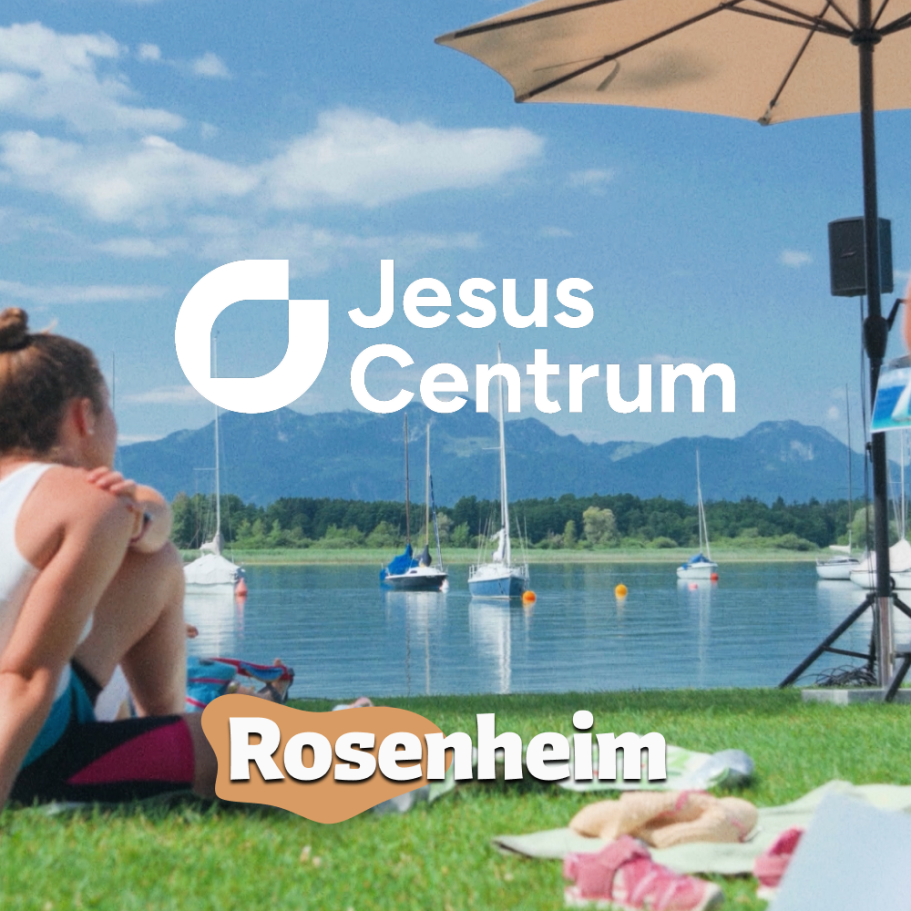 Jesuscentrum Rosenheim Eine Ferienlandschaft mit Seen, Segelbooten und einer Veranstaltung im Freien.